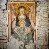 La Madonna del Segno o Panaghia Platytera si trova, a circa due metri di altezza, sulla muratura meridionale della navata